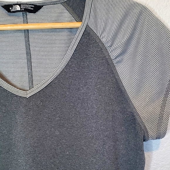 💚5/$25 The North Face Gray V-Neck Women's Fitted Stretchy Top Size Large TNF - Picture 2 of 6